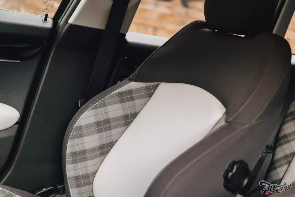 Оклеили Mini Cooper цветным полиуретаном, заменили хромированные детали, окрасили диски и суппорта, выполнили комплекс детейлинг-услуг и техническое обслуживание